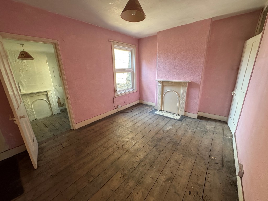 Lot: 185 - TERRACE HOUSE FOR IMPROVEMENT - Bedroom 2